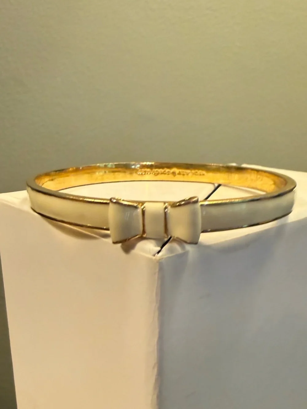 Kate Spade New York Take A Bow Bangle Bracelet Gold White Enamel - Picture 3 of 6